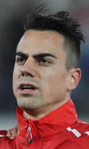 05.mar.2014 - Diego Benaglio, goleiro da Suíça, canta o hino nacional antes do amistoso contra a Croácia em St. Gallen