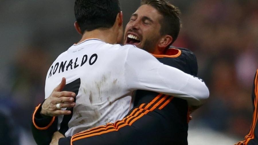 Cristiano Ronaldo é abraçado por Sergio Ramos após marcar o quarto gol do Real Madrid contra o Bayern de Munique - Michael Dalder/Reuters