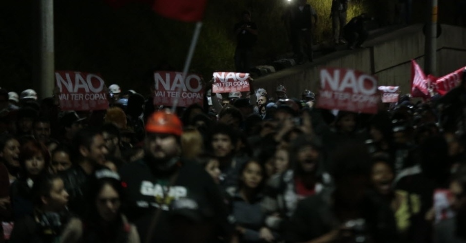 29.abr.2014 - Manifestantes caminham pelas ruas da zona leste de São Paulo em ao contra a Copa do Mundo. Segundo a Polícia Militar, protesto reúne cerca de 500 pessoas