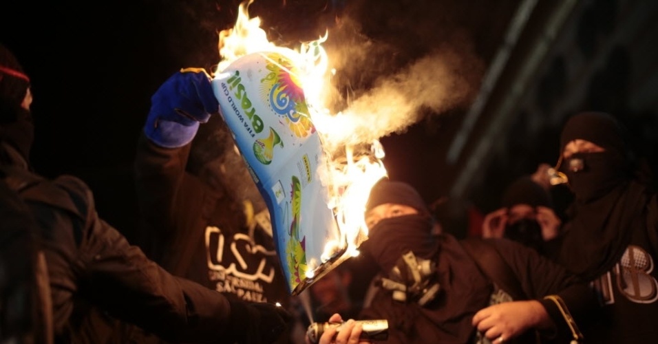 29.abr.2014 - Manifestantes queimam álbum de figurinhas em protesto contra a Copa do Mundo no bairro do Tatuapé, em São Paulo