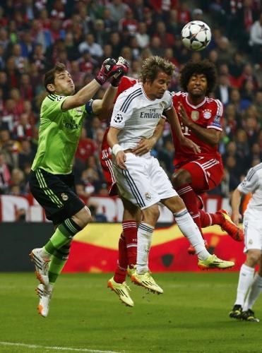 Casillas afasta perigo da área do Real Madrid na partida contra o Bayern (29.abr.2014)