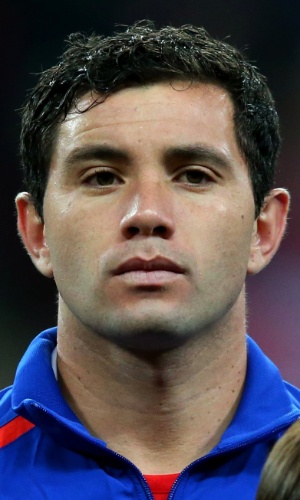 15.nov.2013 - Eugenio Mena, do Chile, fica perfilado antes do amistoso contra a Inglaterra em Wembley