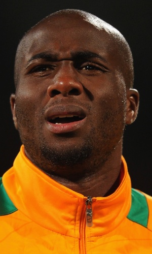 16.nov.2013 - Souleymane Bamba, da Costa do Marfim, canta o hino nacional antes da partida contra Senegal pelas eliminatórias da Copa do Mundo-2014