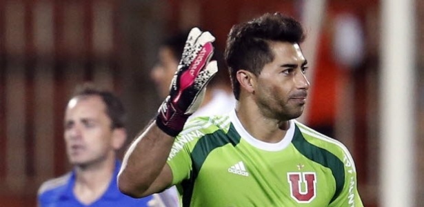 O goleiro da seleção chilena e da Universidade de Chile foi condenado, mas vem para a Copa -  EFE/Felipe Trueba