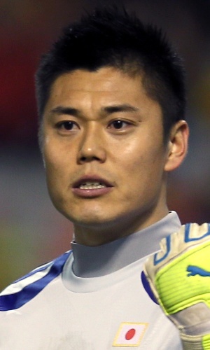 19.nov.2013 - Eiji Kawashima, goleiro do Japão, orienta seus companheiros durante o amistoso contra a Bélgica em Bruxelas
