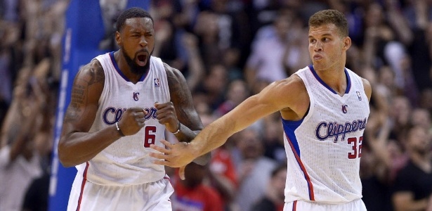 DeAndre Jordan e Blake Griffin se cumprimentam durante vitória do Los Angeles Clippers sobre o Golden State Warriors - EFE/Paul Buck