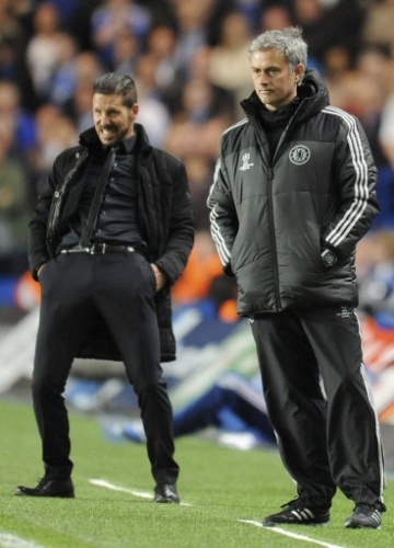 Diego Simeone comemora enquanto Mourinho lamenta no Stamford Bridge (30.abr.2014)