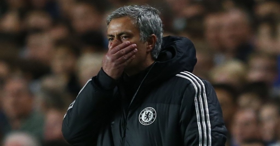 José Mourinho demonstra preocupação após o segundo gol do Atlético do Madri (30.abr.2014)