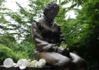 Estátua de Senna na Tamburello vira santuário para fãs - Estátua de Senna no Circuito de Ímola recebe flores dos fãs