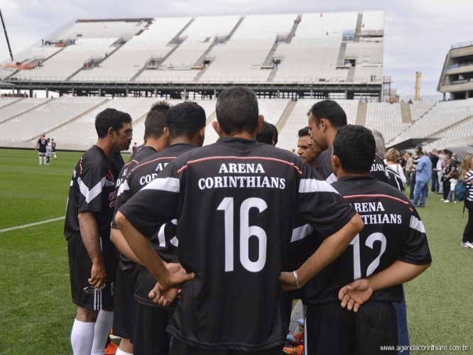 01.mai.2014 - Com 'Arena Corinthians' na camisa, operários da Odebrecht vivem dia de jogador em teste do Itaquerão