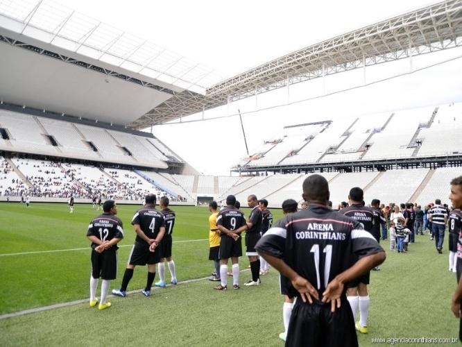01.mai.2014 - Com 'Arena Corinthians' na camisa, operários da Odebrecht vivem dia de jogador em teste do Itaquerão