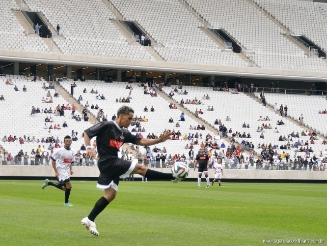 01.mai.2014 - Funcionário domina a bola durante duelo que marcou o teste do gramado do estádio do Itaquerão