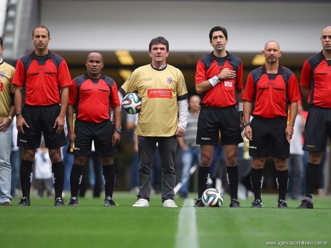 01.mai.2014 -Andrés Sanchez posa ao lado do trio de arbitragem do jogo teste do Itaquerão