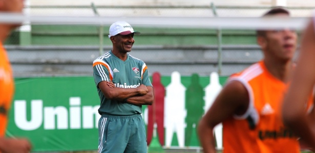 O técnico Cristóvão Borges observa os jogadores do Fluminense durante mais um treino nas Laranjeiras - Nelson Perez/Fluminense FC