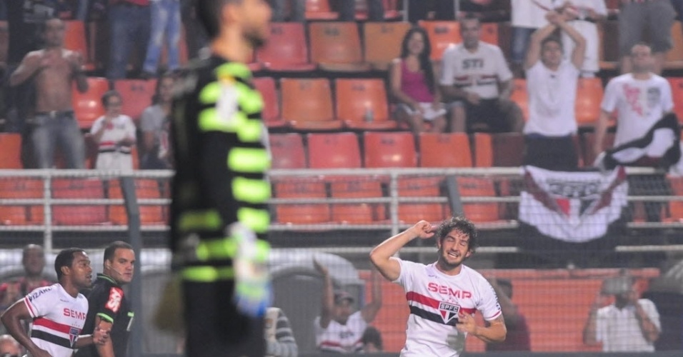 03.mai.2014 - Alexandre Pato comemora primeiro gol do São Paulo; Vanderlei fica desolado
