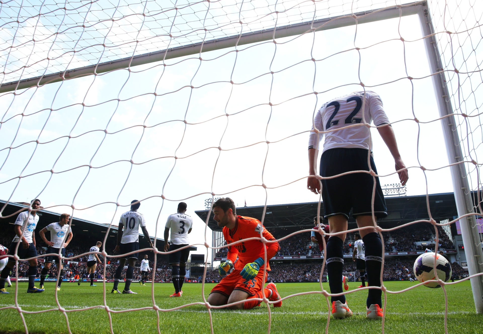 03.mai.2014 - Goleiro Hugo Lloris e jogadores do Tottenham lamentam após seu companheiro Harry Kane marcar gol contra na partida contra o West Ham pela penúltima rodada do Campeonato Inglês - Getty Images