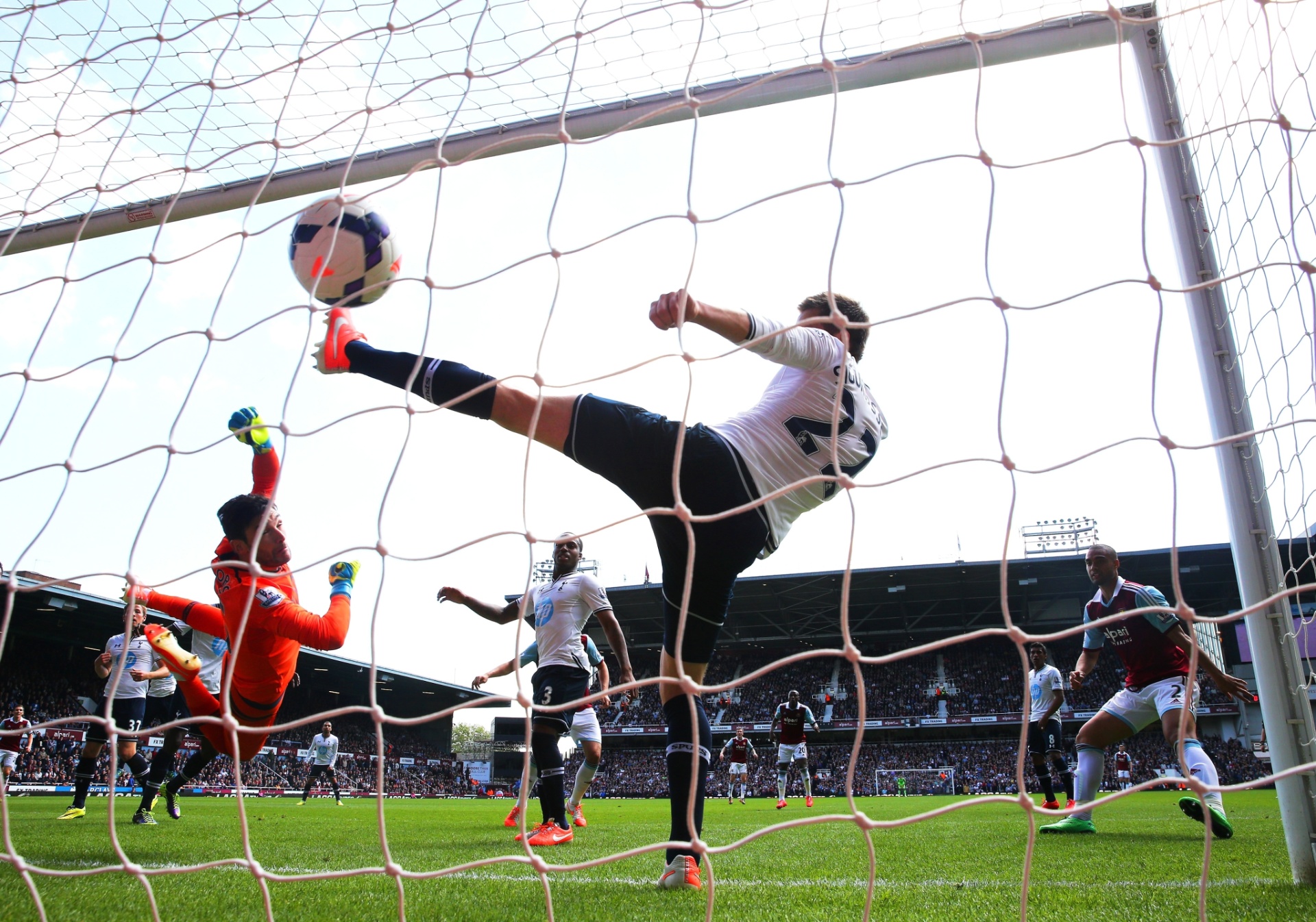 03.mai.2014 - Goleiro Hugo Lloris e meia Gylfi Sigurdsson tentam mas não conseguem evitar gol contra do companheiro Harry Kane, na partida entre Tottenham e West Ham - Getty Images
