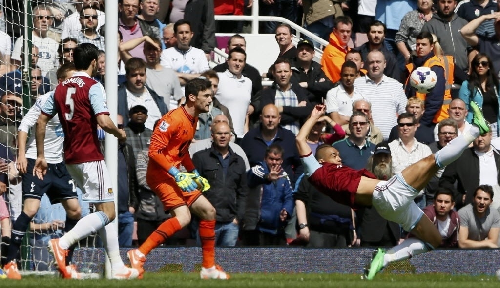 03.mai.2014 - Winston Reid, do West Ham, tenta chute de bicicleta na área do Tottenham em duelo da penúltima rodada do Campeonato Inglês - REUTERS/Stefan Wermuth
