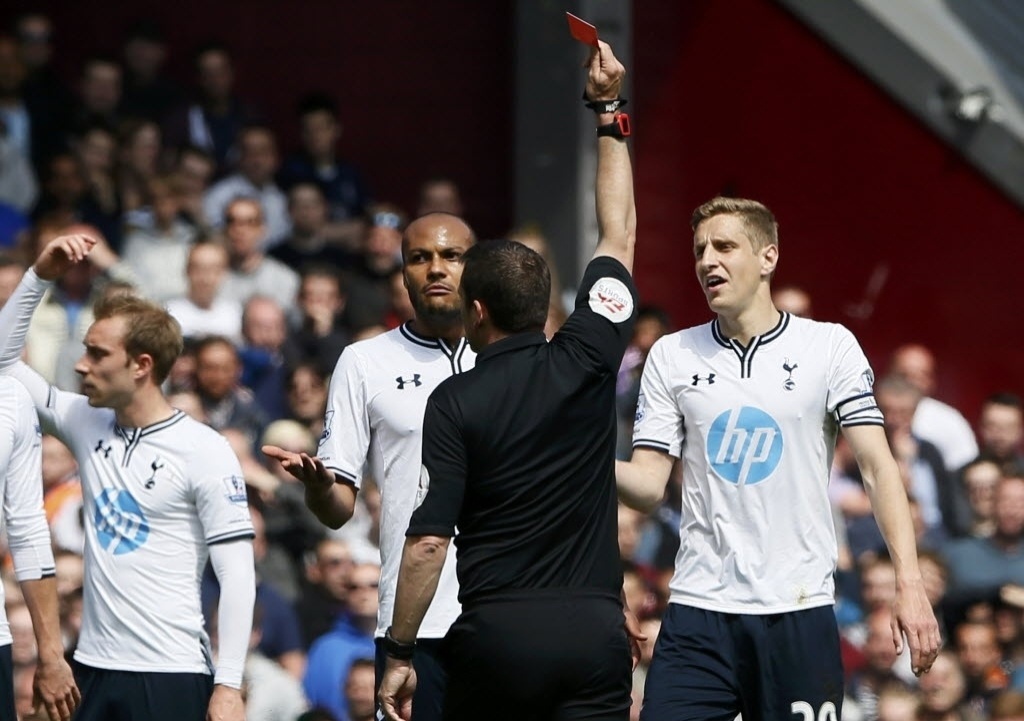 03.mai.2014 - Younes Kaboul (centro), doTottenham, é expulso de campo após cometer falta em Stewart Downing no duelo contra o West Ham - REUTERS/Stefan Wermuth