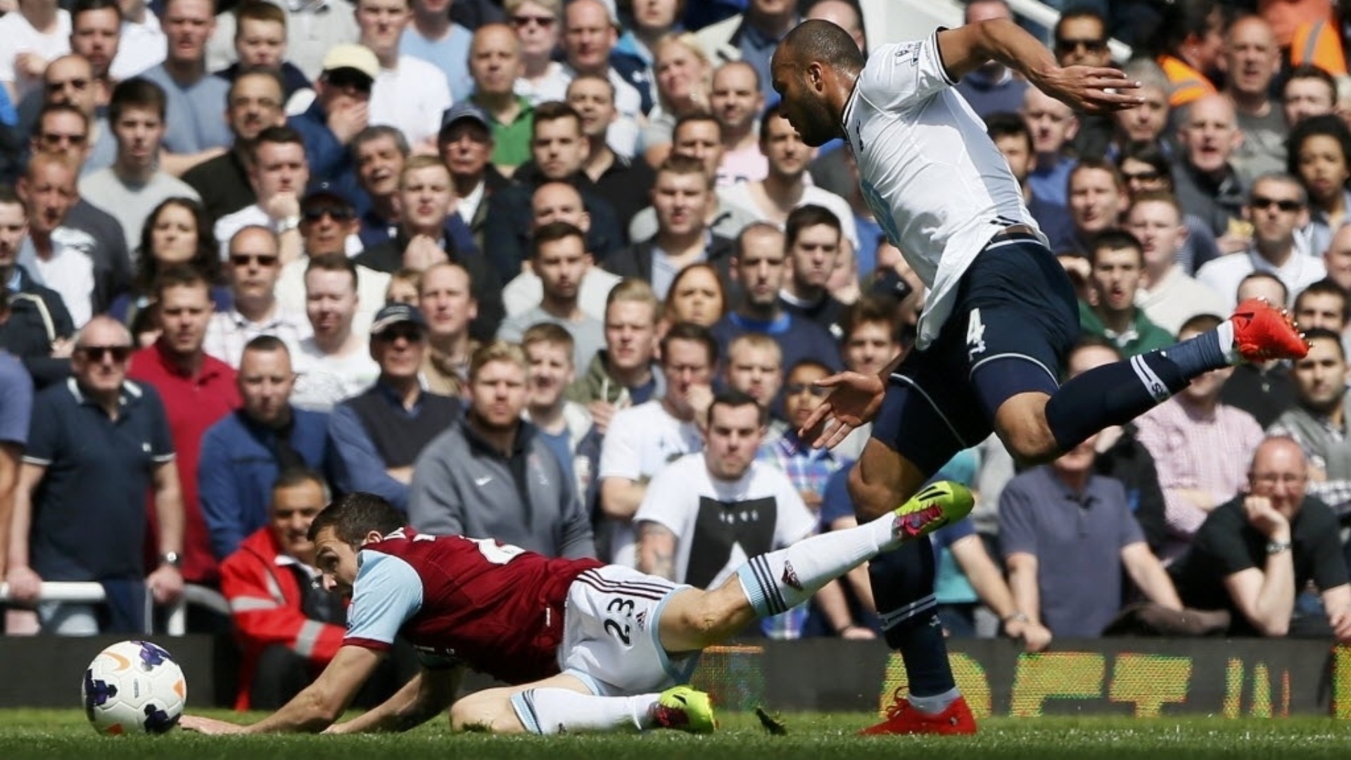 03.mai.2014 - Younes Kaboul (dir), doTottenham, comete falta em Stewart Downing, do West Ham em duelo válido pela 37ª rodada do Campeonato Inglês - REUTERS/Stefan Wermuth