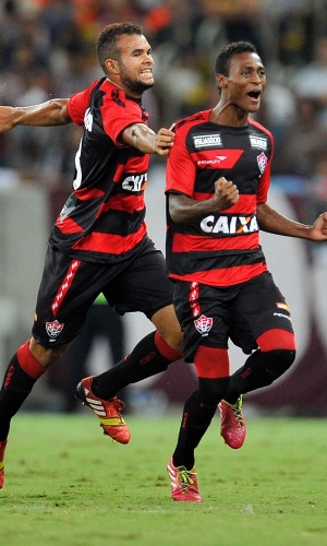 3.mai.2014 - Meia Marquinhos comemora seu primeiro gol na partida contra o Fluminense, no estádio do Maracanã