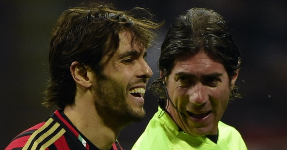04.mai.2014 - Árbitro brinca com Kaká na partida entre Milan e Inter de Milão pelo Campeonato Italiano