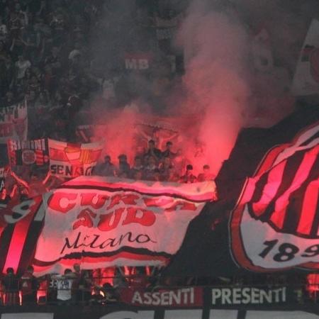 04.mai.2014 - Torcida do Milan agita as arquibancadas do Giuseppe Meazza no clássico contra a Inter de Milão pelo Campeonato Italiano 04.mai.2014 - Torcida do Milan agita as arquibancadas do Giuseppe Meazza no clássico contra a Inter de Milão pelo Campeonato Italiano