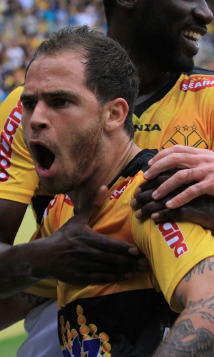 Silvinho, do Criciúma, comemora após marcar gol na partida contra o Figueirense