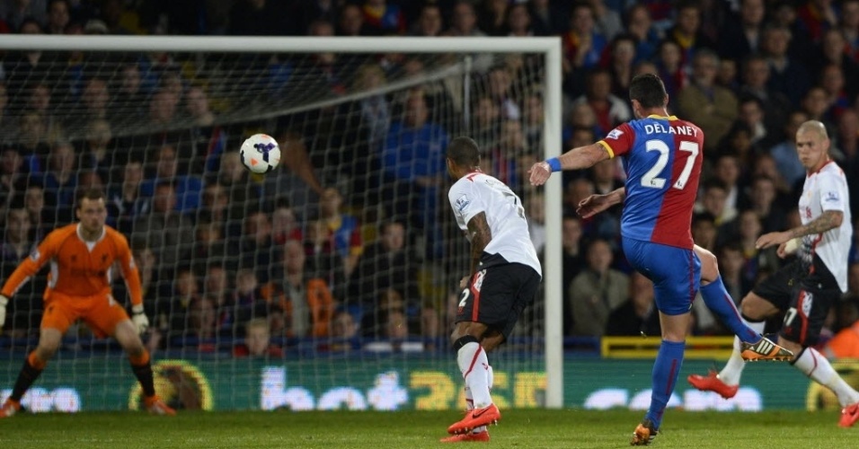 05.mai.2014 - Damien Delaney marca primeiro gol do Crystal Palace e time arranca para empatar com o Liverpool