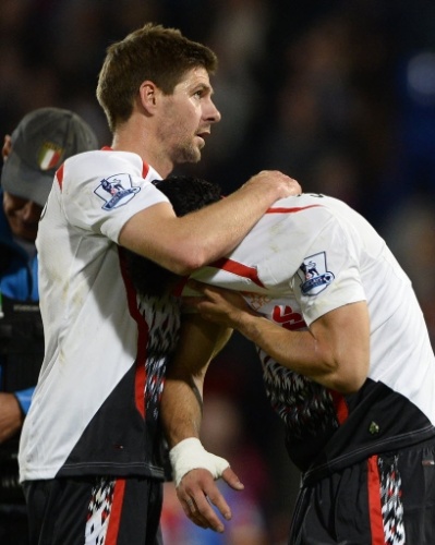05.mai.2014 - Gerrard consola Suárez, em prantos, depois que o Liverpool, ganhando de 3 a 0, cedeu empate ao Crystal Palace
