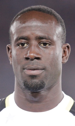 10.set.2013 - Albert Adomah, de Gana, fica perfilado antes do amistoso contra o Japão em Yokohama