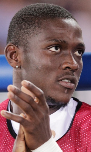 10.set.2013 - Daniel Opare, de Gana, aplaude seus colegas antes do amistoso contra o Japão em Yokohama