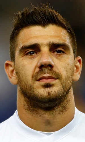 15.out.2013 - Kostas Katsouranis, da Grécia, fica perfilado antes da partida contra Liechtenstein pelas eliminatórias da Copa do Mundo-2014