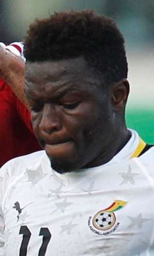 15.out.2013 - Sulley Muntari (d), de Gana, tenta escapar da marcação do egípcio Ahmed Fathy durante partida das eliminatórias da Copa do Mundo-2014