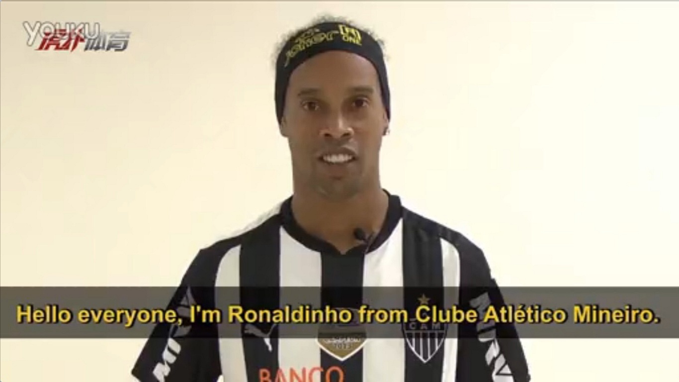 5 maio 2014 - Ronaldinho Gaúcho, lesionado no momento, participa de vídeo para promover excursão atleticana na China