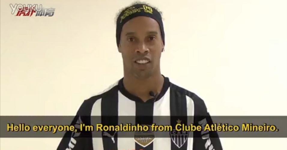 5 maio 2014 - Ronaldinho Gaúcho, lesionado no momento, participa de vídeo para promover excursão atleticana na China