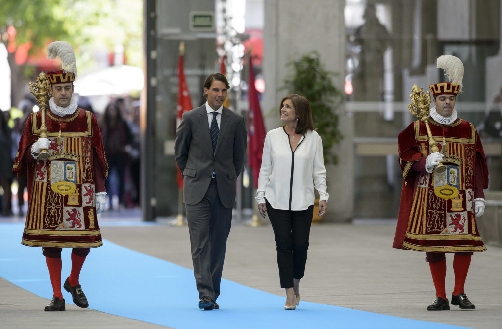 5.mai.2014 - Rafael Nadal caminha com Ana Botella, prefeita de Madri, antes de cerimônia em que ganhou os títulos de 'cidadão honorário' e de 'filho adotivo' da cidade