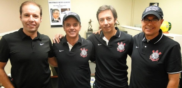 Palhinha posa com membros da diretoria do Corinthians USA - Arquivo pessoal