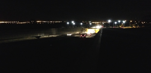 Entrada e saída do túnel sob a rotatória do aeroporto em Brasília foi inaugurada sem luz