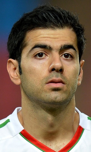15.nov.2013 -  Pejman Montazeri, do Irã, fica perfilado antes da partida contra a Tailândia pelas eliminatórias da Copa da Ásia