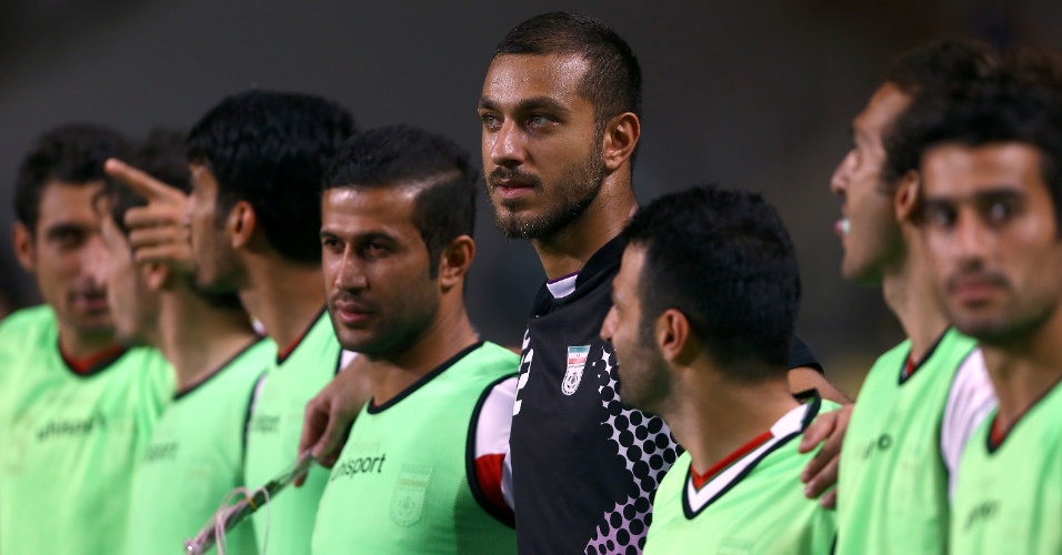 18.jun.2013 - Sosha Makani, goleiro do Irã, fica perfilado ao lado dos companheiros antes da partida contra a Coreia do Sul pelas eliminatórias da Copa do Mundo-2014