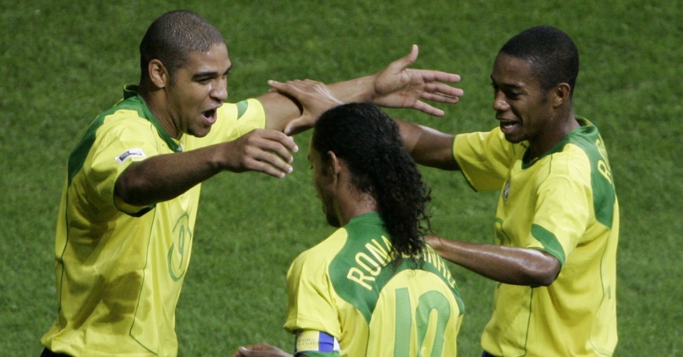 Adriano abraça Ronaldinho Gaúcho e Robinho após marcar um dos gols da final da Copa das Confederações de 2005, vencida por 4 a 1 diante da Argentina