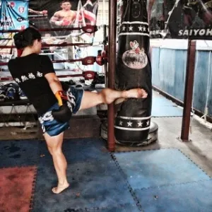 Aos 26 anos, a brasileira Juliana Rosa trocou o Brasil pelo berço do muay thai e mora há dois anos na Tailândia para treinar, lutar e construir uma carreira como lutadora - Arquivo Pessoal