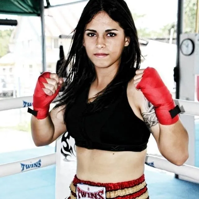 A brasileira Juliana Rosa, de 26 anos, trocou o Brasil pelo berço do muay thai e mora há dois anos na Tailândia para treinar, lutar e construir uma carreira como lutadora - Arquivo Pessoal
