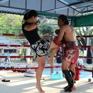 Em busca de mais oportunidades, melhores treinos e mais lutas, Juliana passou a morar na Tailândia e já está há dois anos no país. - Arquivo Pessoal