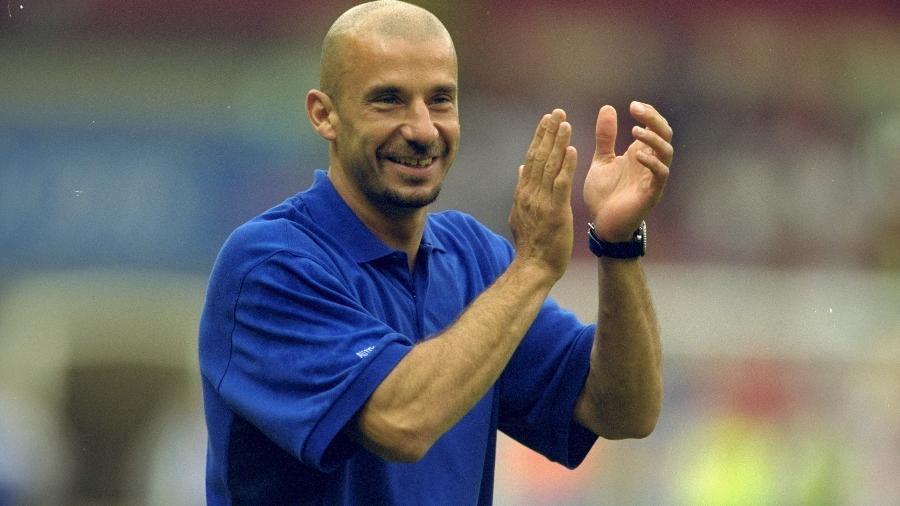 Gianluca Vialli assumiu o cargo de treinador-jogador do Chelsea em 1998 quando Gullit saiu do time - Ben Radford /Allsport