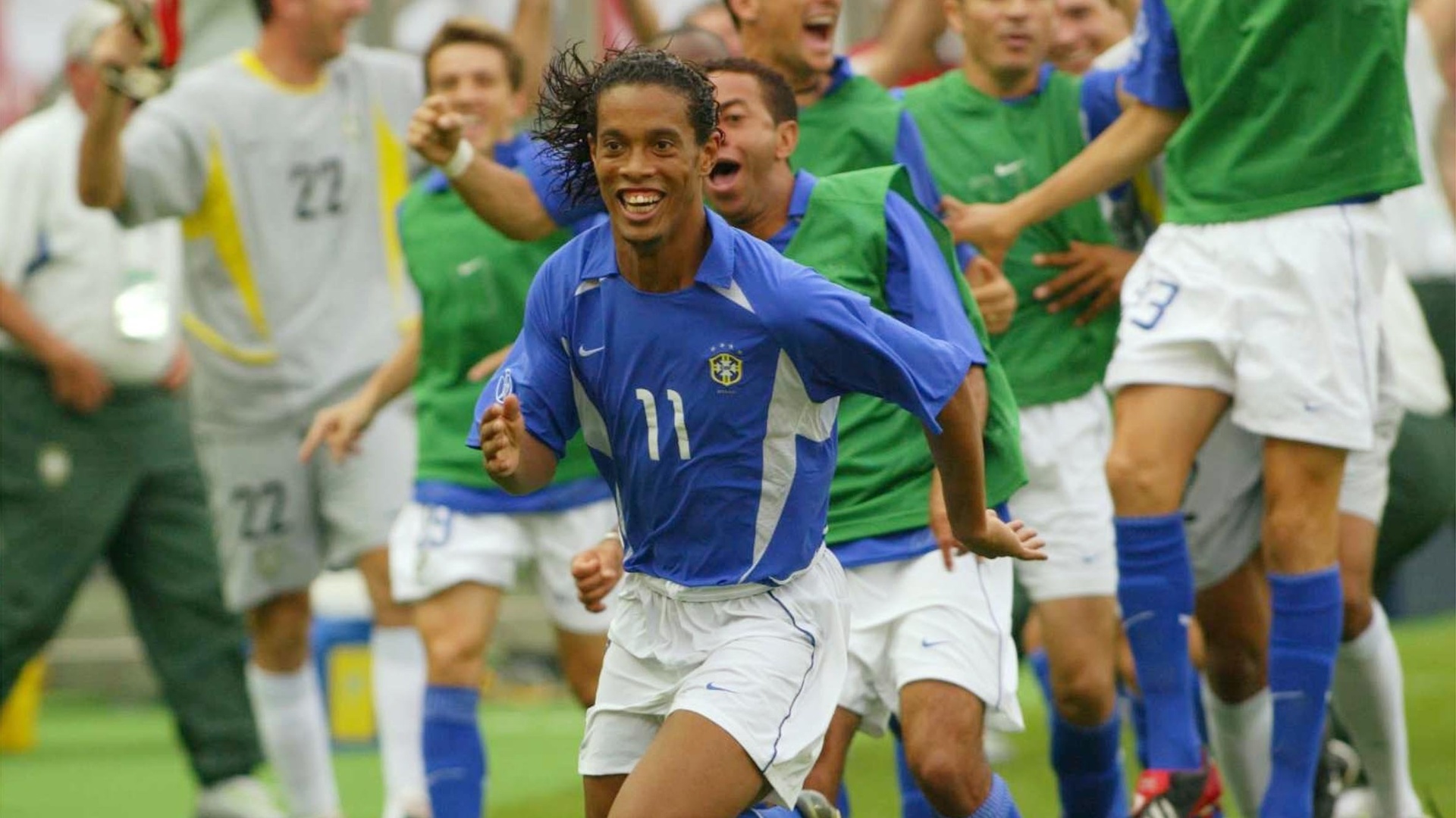 Ronaldinho Gaúcho, meia da seleção brasileira, comemora o gol marcado contra a Inglaterra, na Copa do Mundo de 2002, na Coreia do Sul e no Japão.