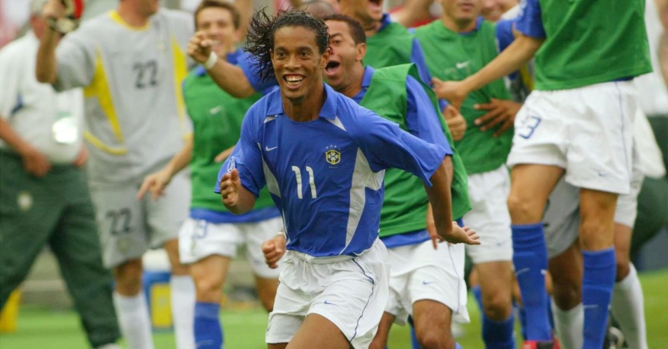 Ronaldinho Gaúcho, meia da seleção brasileira, comemora o gol marcado contra a Inglaterra, na Copa do Mundo de 2002, na Coreia do Sul e no Japão.