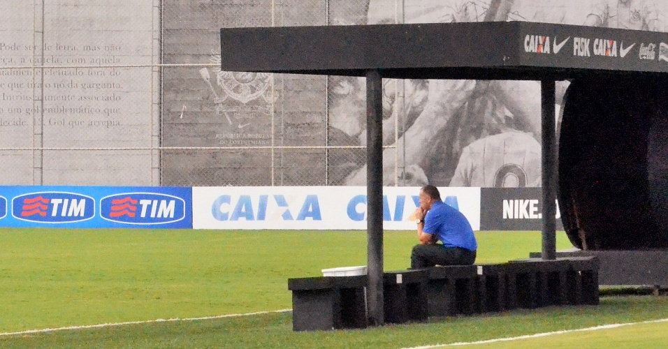 07.mai.14 - O técnico Mano Menezes, do Corinthians, acompanha movimentação dos jogadores