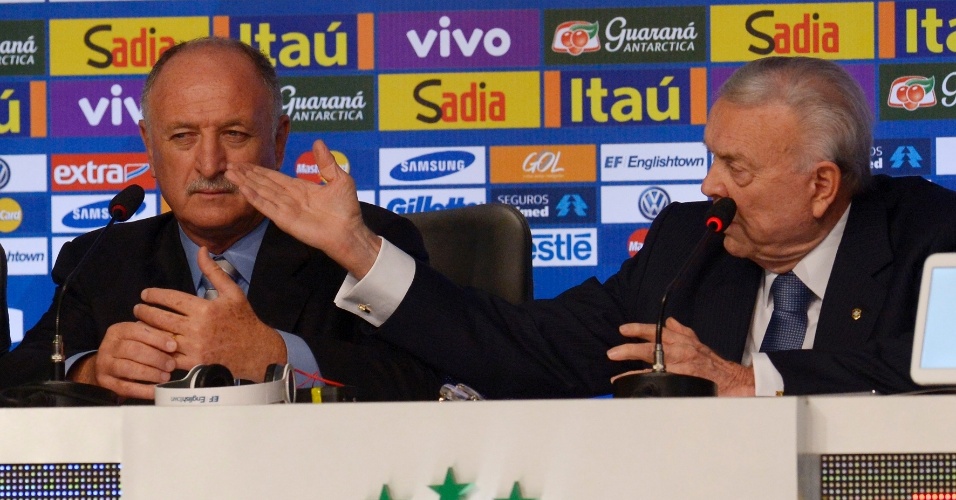 07.mai.2014 - Felipão anuncia os 23 convocados para a Copa do Mundo ao lado do presidente da CBF, Jose Maria Marín